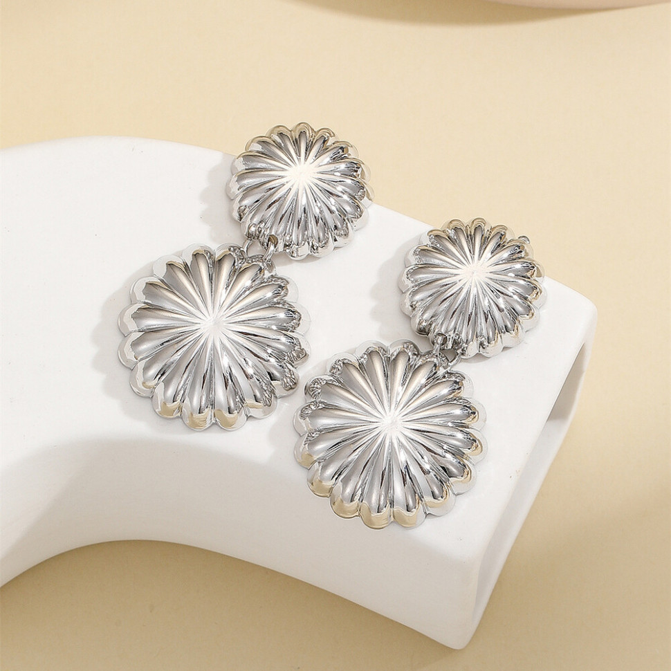 Массивные серьги-пусеты из фактурных дисков M98024