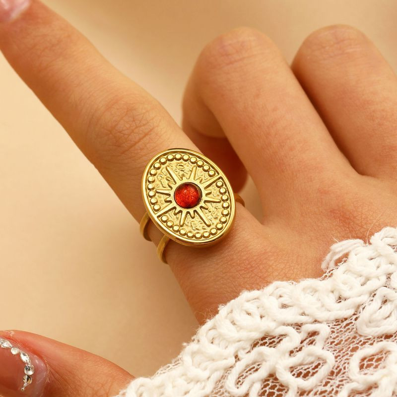 Винтажное овальное кольцо с красной вставкой и узорами CJR67906