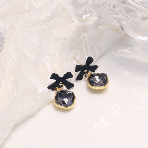 Серьги пусеты с черными бантами и квадратными кристаллами CJH34979