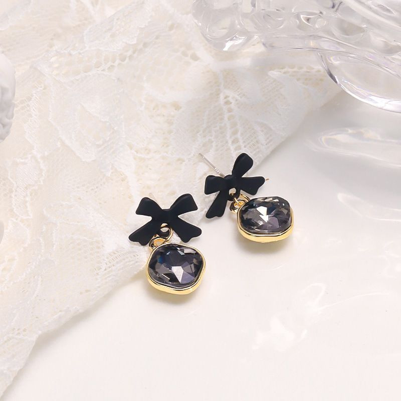 Серьги пусеты с черными бантами и квадратными кристаллами CJH34979