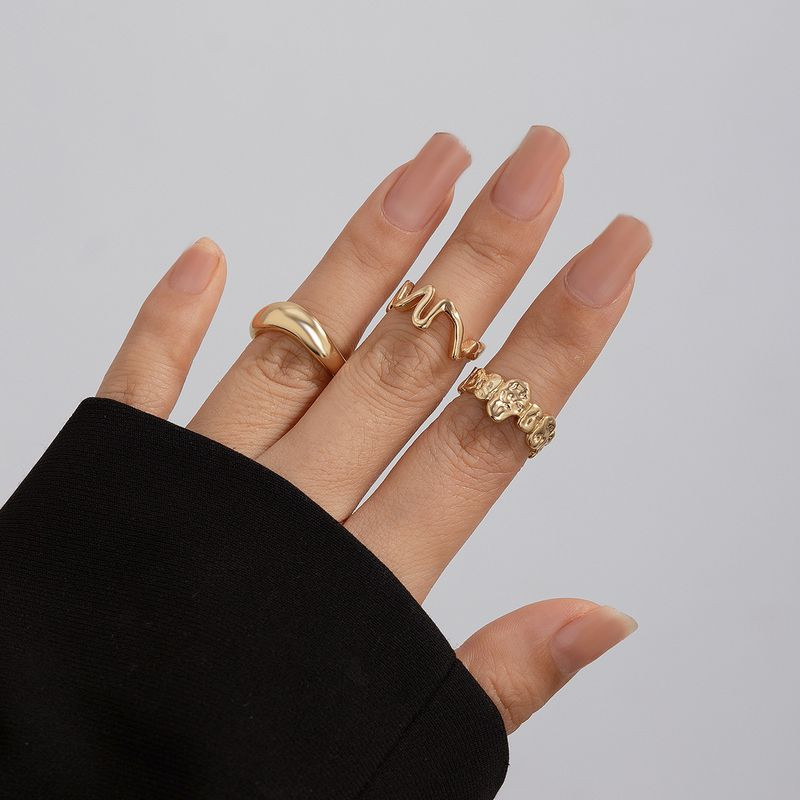 Набор золотистых колец с флористическими мотивами и плетением 1J11883CJJ