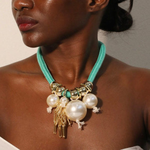 Бирюзовый чокер из текстиля с каскадом жемчужных подвесок CJP62758 Бирюзовый чокер из текстиля с каскадом жемчужных подвесок CJP62758