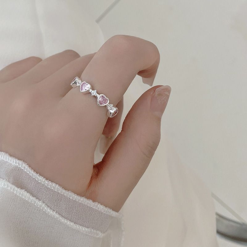 Разомкнутое кольцо из розовых сердец в золотистой оправе 1J11923CJJ