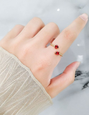 Двойное кольцо с красными кристаллами на концах Z34206