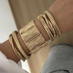 Браслет жесткий широкий с чеканной фактурой CJR71723