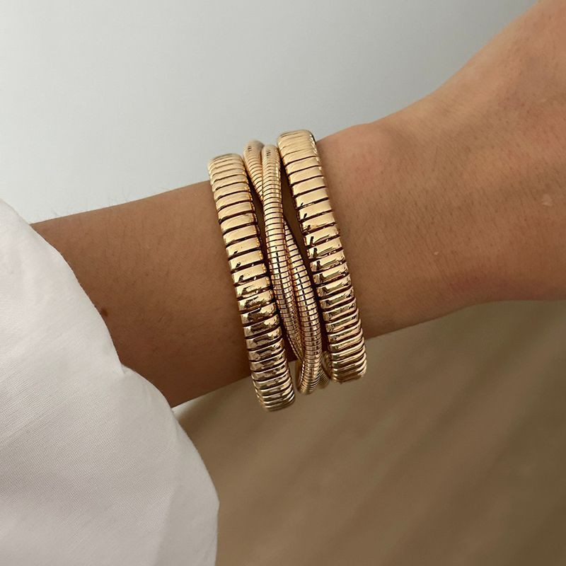 Браслет жесткий широкий с чеканной фактурой CJR71723