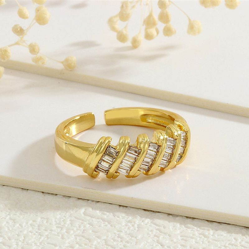 Золотистое разомкнутое кольцо с пятью зелеными кристаллами CJG68012