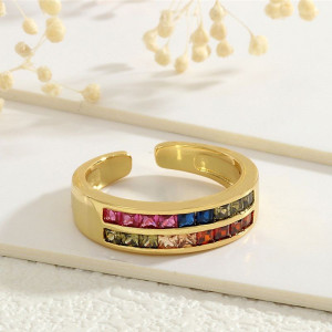 Золотистое разомкнутое кольцо с пятью зелеными кристаллами CJG68012