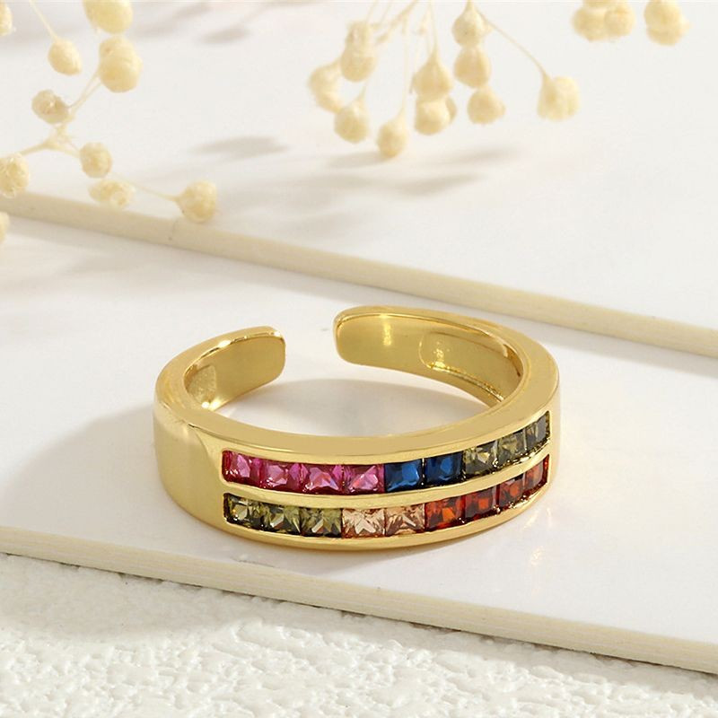 Золотистое разомкнутое кольцо с пятью зелеными кристаллами CJG68012