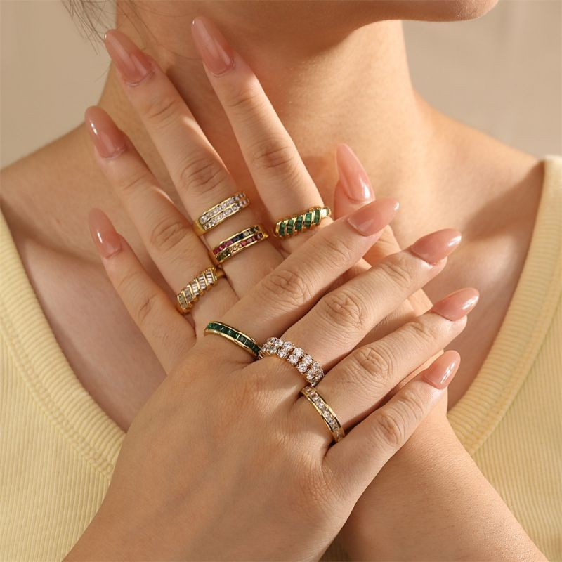 Золотистое разомкнутое кольцо с пятью зелеными кристаллами CJG68012