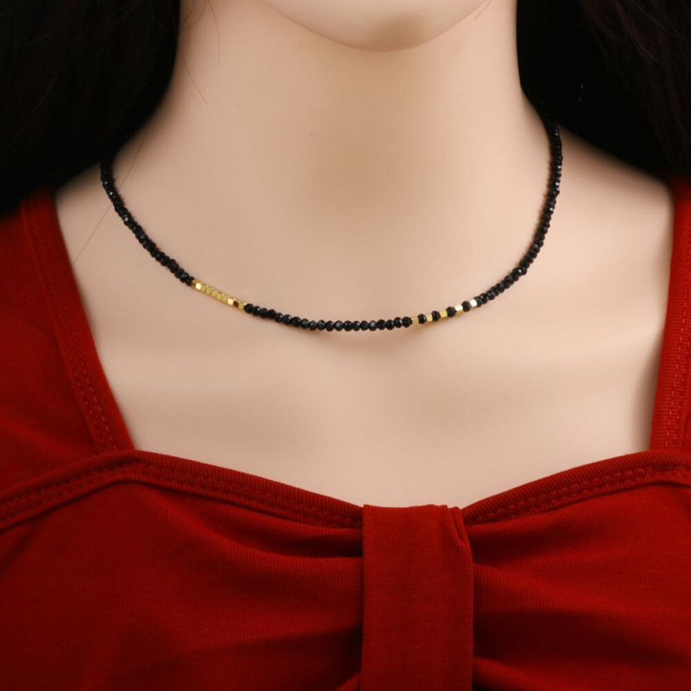 Чокер из мелких черных бусин с золотистой вставкой CJH23834