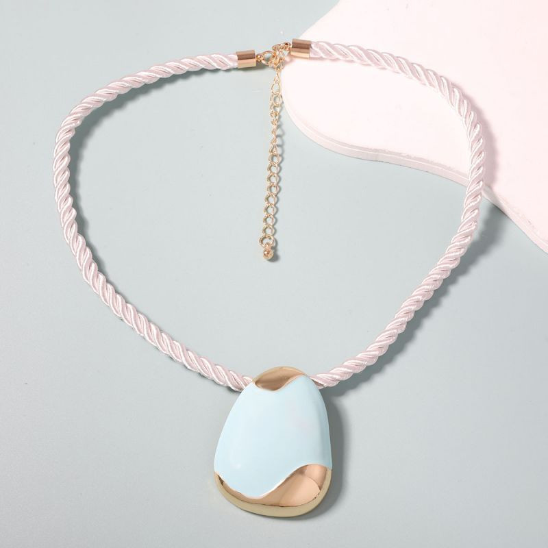 Чокер из розовых бусин с голубой абстрактной подвеской CJH17369