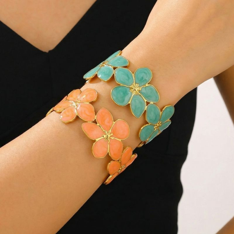 Браслет золотистый жесткий из нержавеющей стали с эмалевым цветком CJX87585