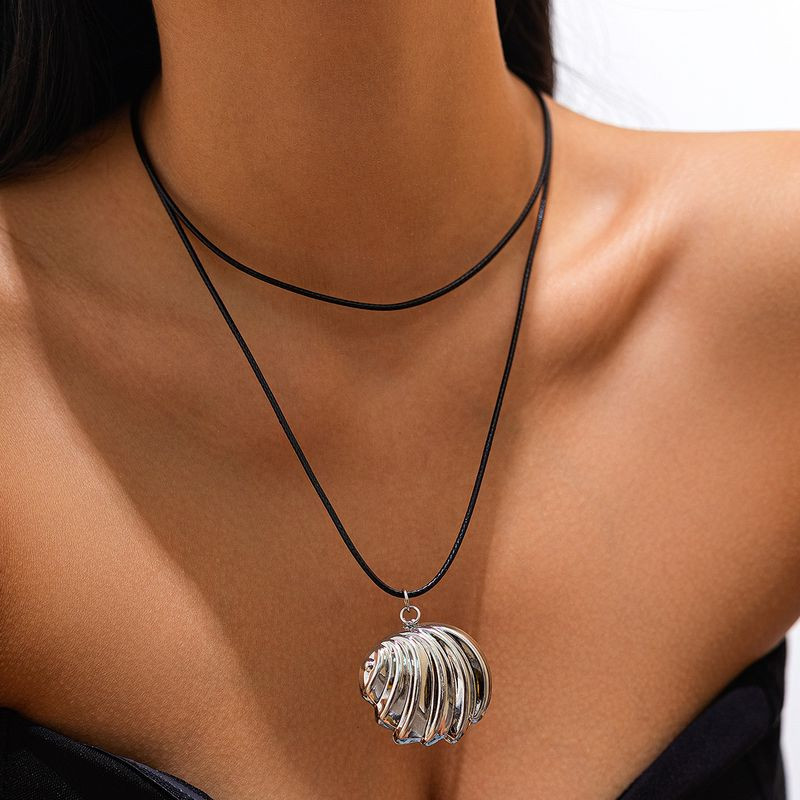 Длинная цепочка с массивным кулоном-ракушкой 1J11156CJJ