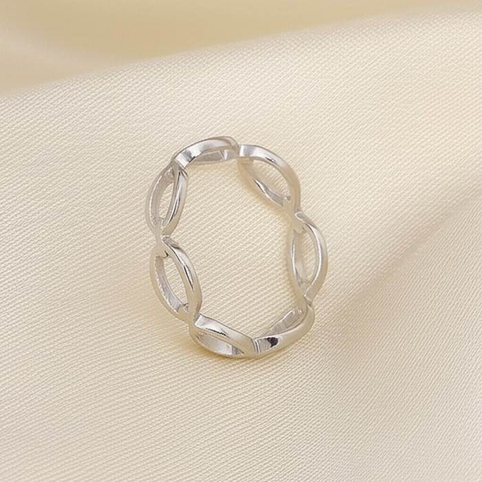 Серебристое кольцо в форме переплетенной бесконечной цепи J10172CJJ