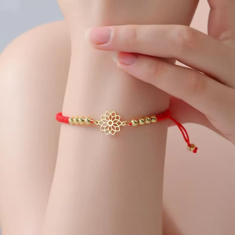 Браслет нить с золотистым геометрическим символом и бусинами CJR01784