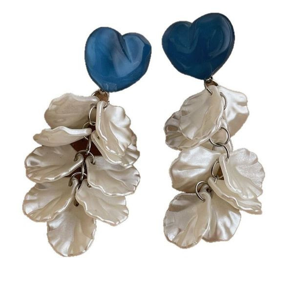 Массивные серьги с синими сердцами и каскадом белых лепестков CJL80942