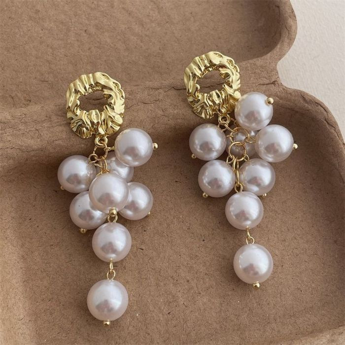 Серьги пусеты с объемными жемчужными гроздьями CJL14782