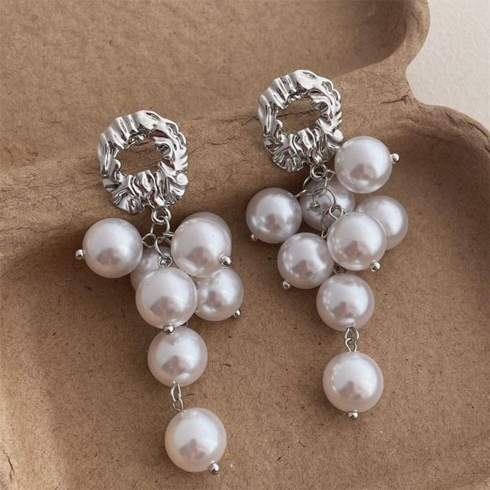 Серьги пусеты с объемными жемчужными гроздьями CJL14782