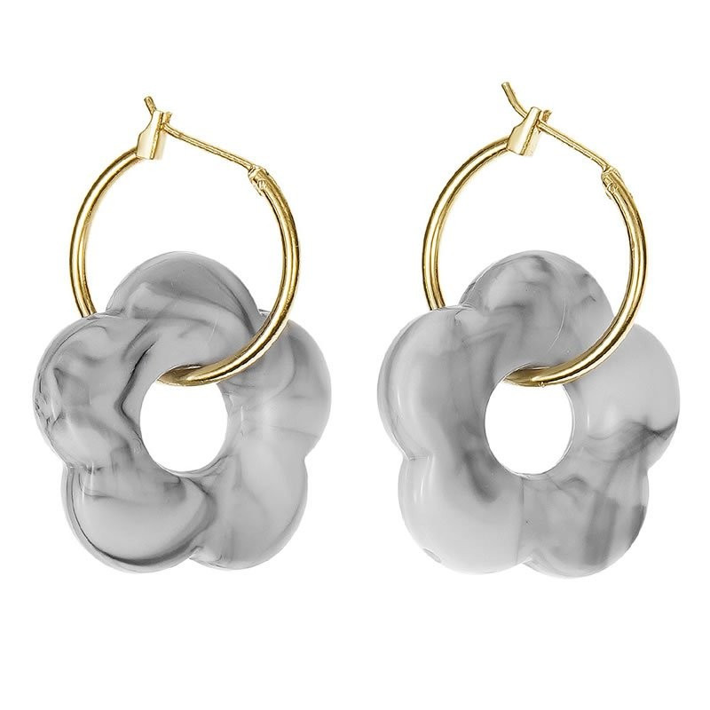 Цветные серьги-кольца с подвесками в виде акриловых цветов M95018 Цветные серьги-кольца с подвесками в виде акриловых цветов M95018