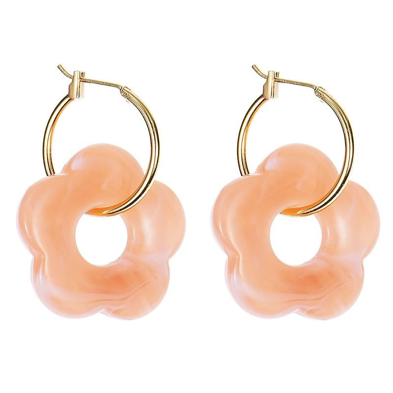 Цветные серьги-кольца с подвесками в виде акриловых цветов M95018 Цветные серьги-кольца с подвесками в виде акриловых цветов M95018