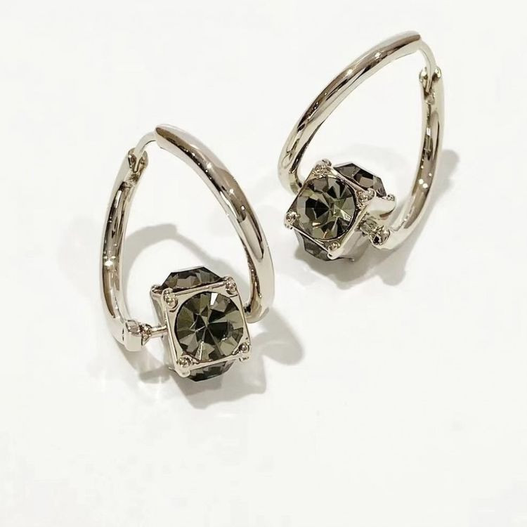 Серьги-гвоздики с кристаллом в геометрической оправе J10437CJJ Серьги-гвоздики с кристаллом в геометрической оправе J10437CJJ