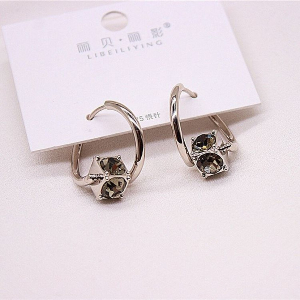 Серьги-гвоздики с кристаллом в геометрической оправе J10437CJJ Серьги-гвоздики с кристаллом в геометрической оправе J10437CJJ