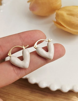 Геометричные серьги-конго треугольной формы с белой эмалью Z55181