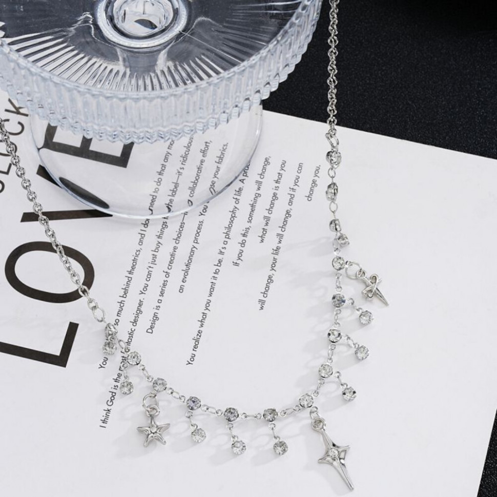 Ажурный серебристый чокер с каплевидными подвесками CJH65248