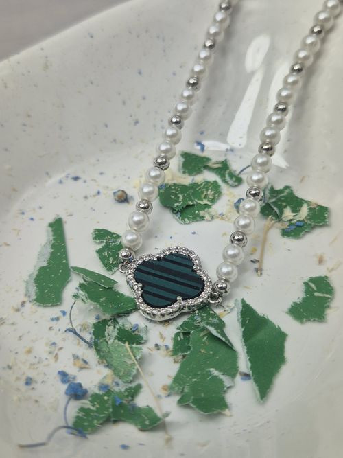 Браслет из жемчуга с зеленым четырехлистником J11510CJJ