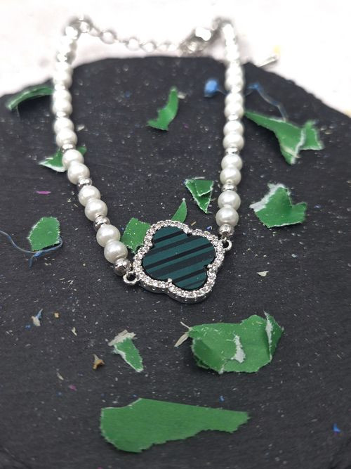 Браслет из жемчуга с зеленым четырехлистником J11510CJJ