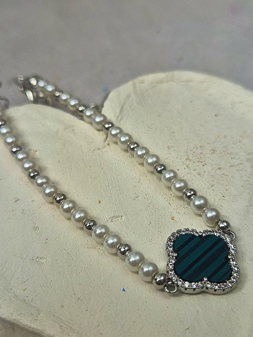 Браслет из жемчуга с зеленым четырехлистником J11510CJJ