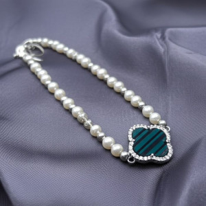 Браслет из жемчуга с зеленым четырехлистником J11510CJJ Браслет из жемчуга с зеленым четырехлистником J11510CJJ