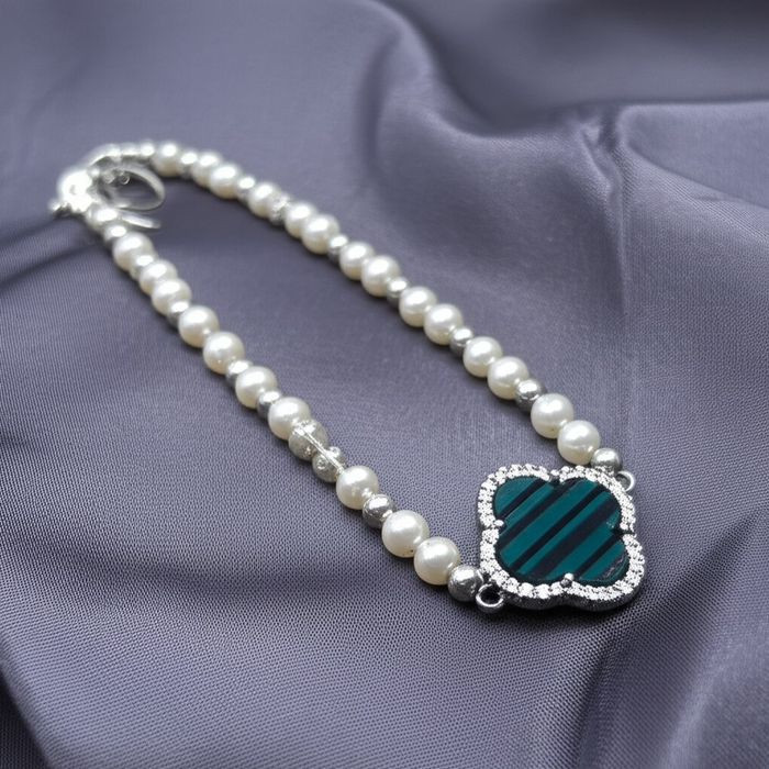 Браслет из жемчуга с зеленым четырехлистником J11510CJJ