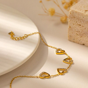 Браслет нежный с подвесками в форме сердец и кристаллами CJL30248 Браслет нежный с подвесками в форме сердец и кристаллами CJL30248