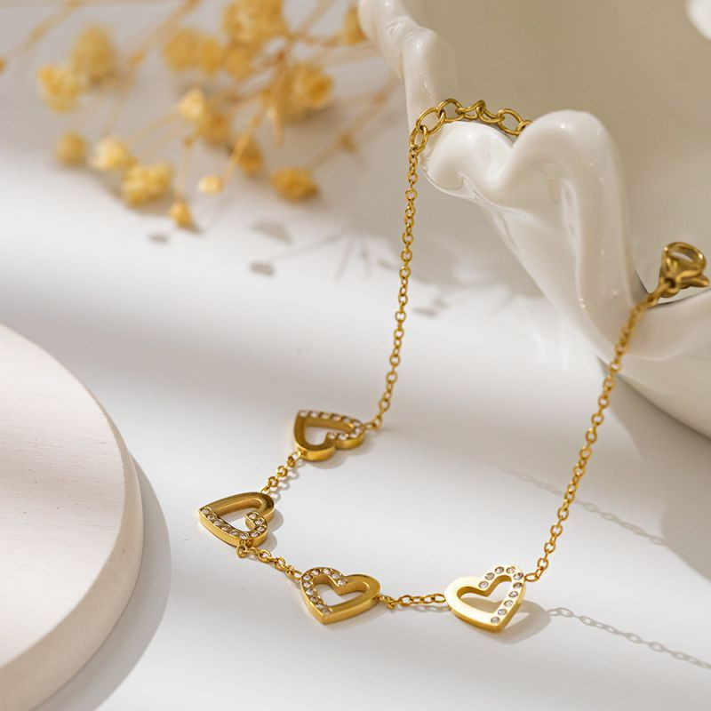 Браслет нежный с подвесками в форме сердец и кристаллами CJL30248