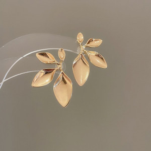 Дизайнерские серьги-пусеты Золотистое трио лепестков CJL19306