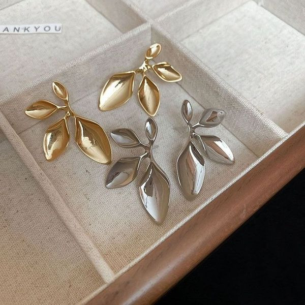 Дизайнерские серьги-пусеты Золотистое трио лепестков CJL19306