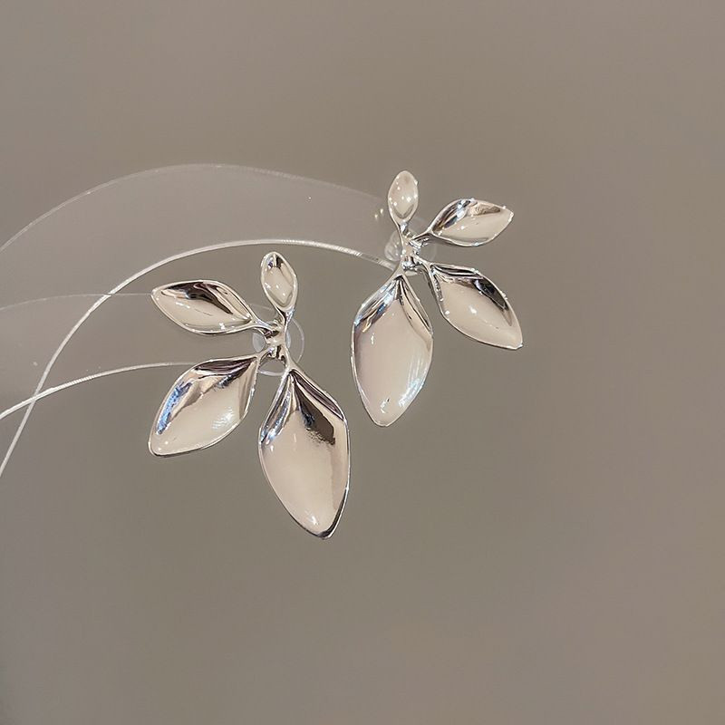 Дизайнерские серьги-пусеты Золотистое трио лепестков CJL19306