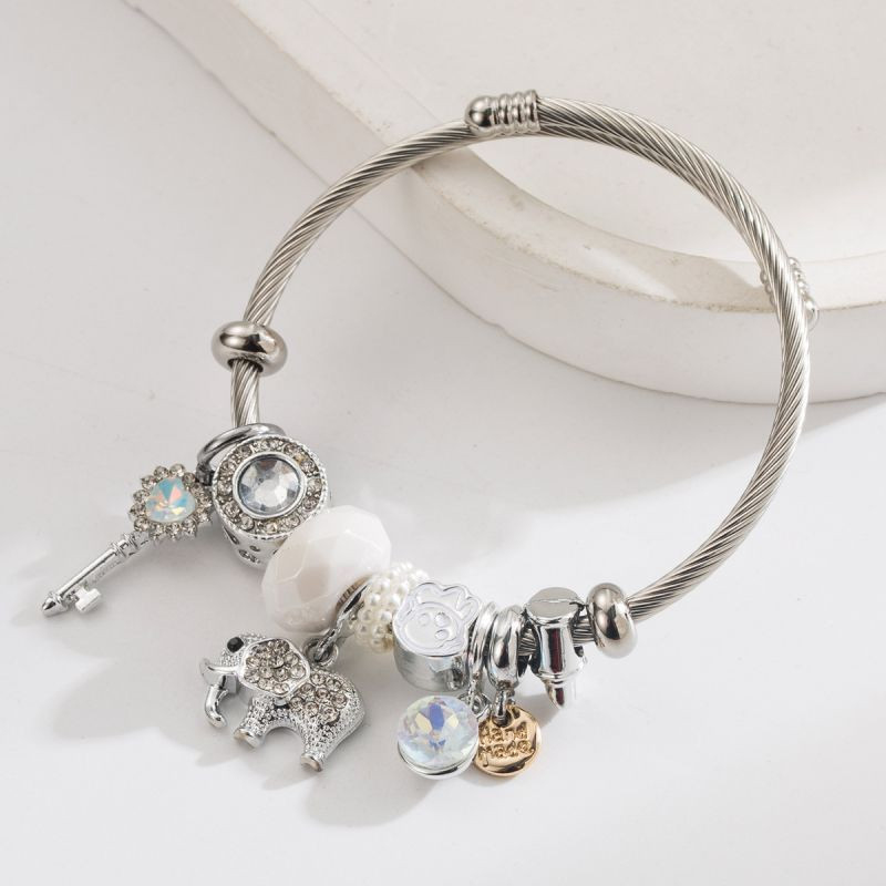 Браслет жесткий разомкнутый с подвеской в виде слона и кристаллами CJN81520