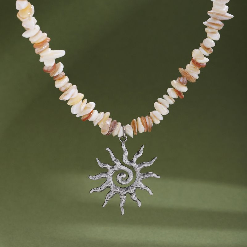 Бусы из цветного камня с крупной подвеской в форме солнца CJN86125