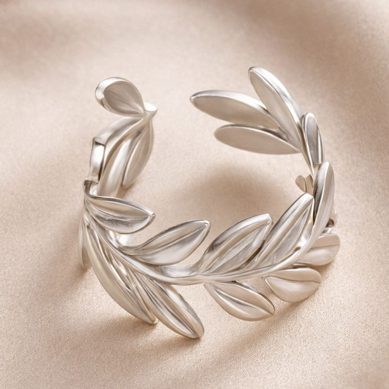 Разомкнутое кольцо-веточка с серебристыми листьями 1J12376CJJ Разомкнутое кольцо-веточка с серебристыми листьями 1J12376CJJ