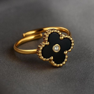 Кольцо с темной вставкой в стиле четырехлистного черного клевера 1J12073CJJ Кольцо с темной вставкой в стиле четырехлистного черного клевера 1J12073CJJ