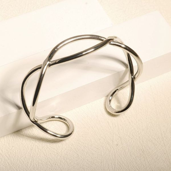 Браслет жесткий разомкнутый с переплетенным дизайном CJL49007