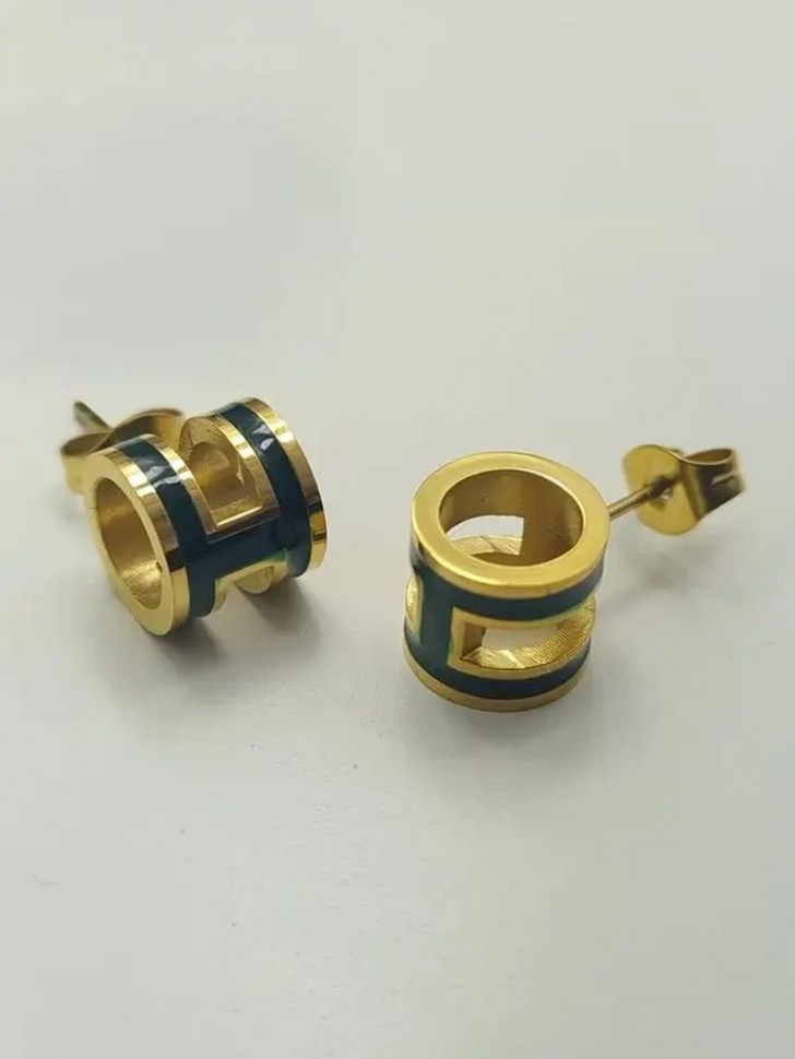 Стальные серьги-пусеты буква H изумрудные 1J10219(CJJ) Стальные серьги-пусеты буква H изумрудные 1J10219(CJJ)