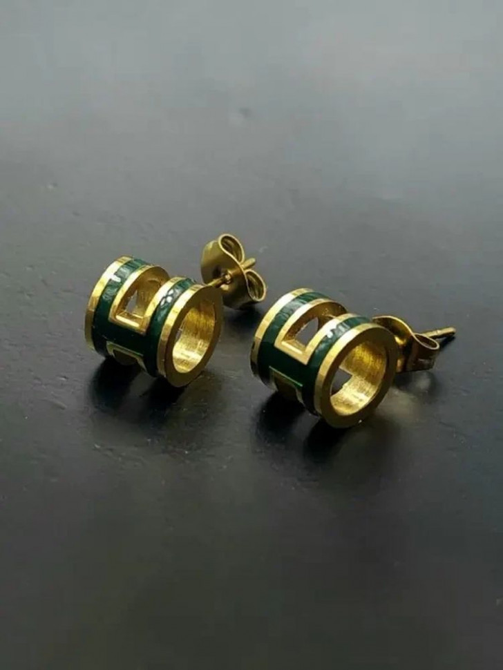 Стальные серьги-пусеты буква H изумрудные 1J10219(CJJ) Стальные серьги-пусеты буква H изумрудные 1J10219(CJJ)