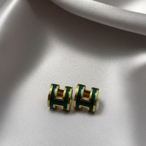 Стальные серьги-пусеты буква H изумрудные 1J10219(CJJ)