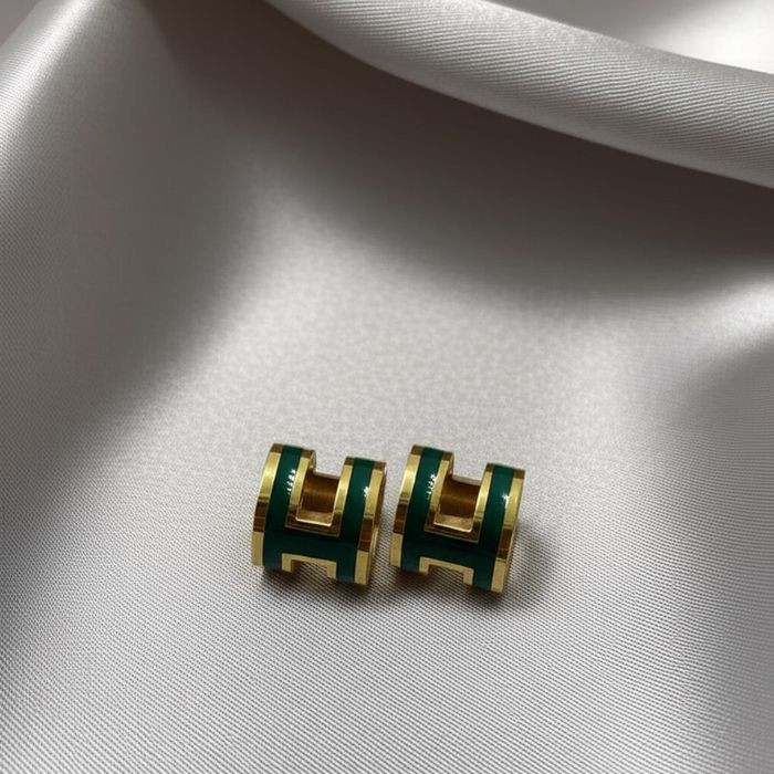 Стальные серьги-пусеты буква H изумрудные 1J10219(CJJ) Стальные серьги-пусеты буква H изумрудные 1J10219(CJJ)