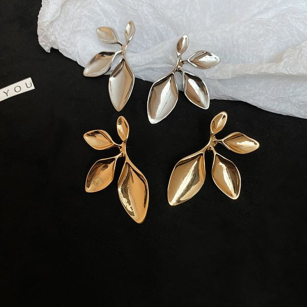 Стильные серьги-пусеты Серебристые лепестки с матовым сиянием CJL19307