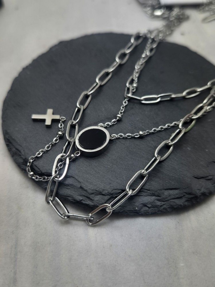 Многослойное колье из цепей разного плетения с медальоном и крестом J10559CJJ